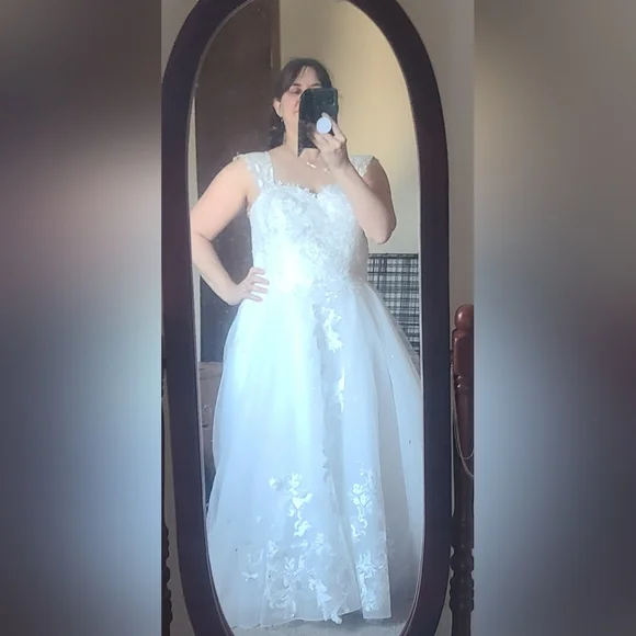 Classic White Lace A-Line Wedding Dress with Floral Detail - Picture 5 of 10